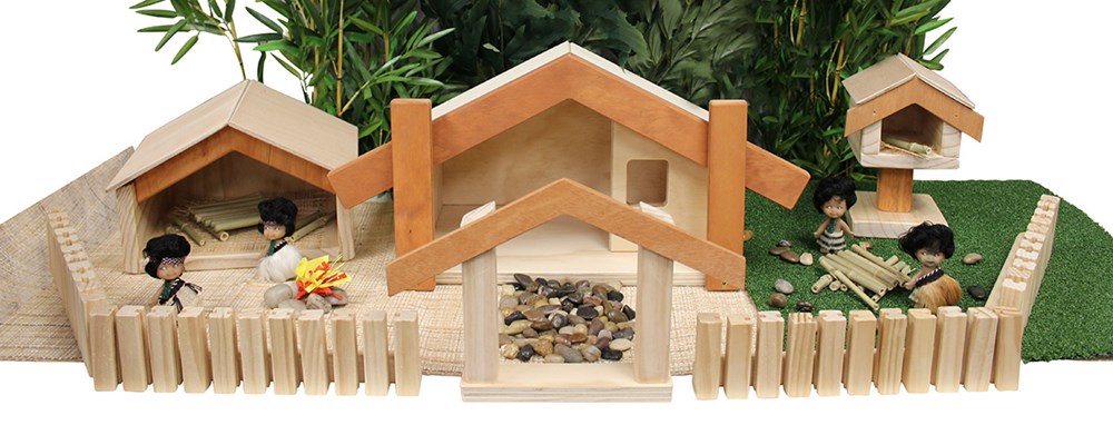 Large Wooden Māori Village & Figures Set (12pcs)