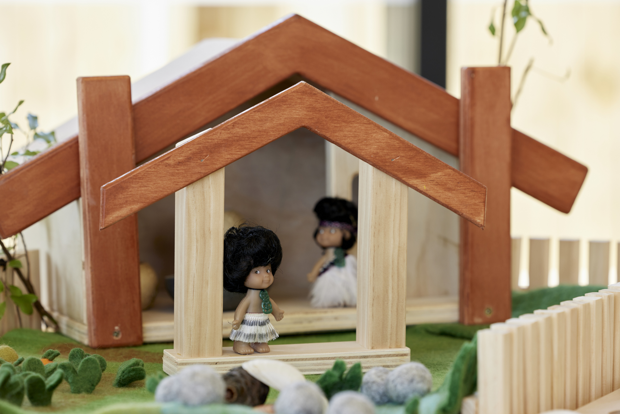 Large Wooden Māori Village & Figures Set (12pcs) - Image 6
