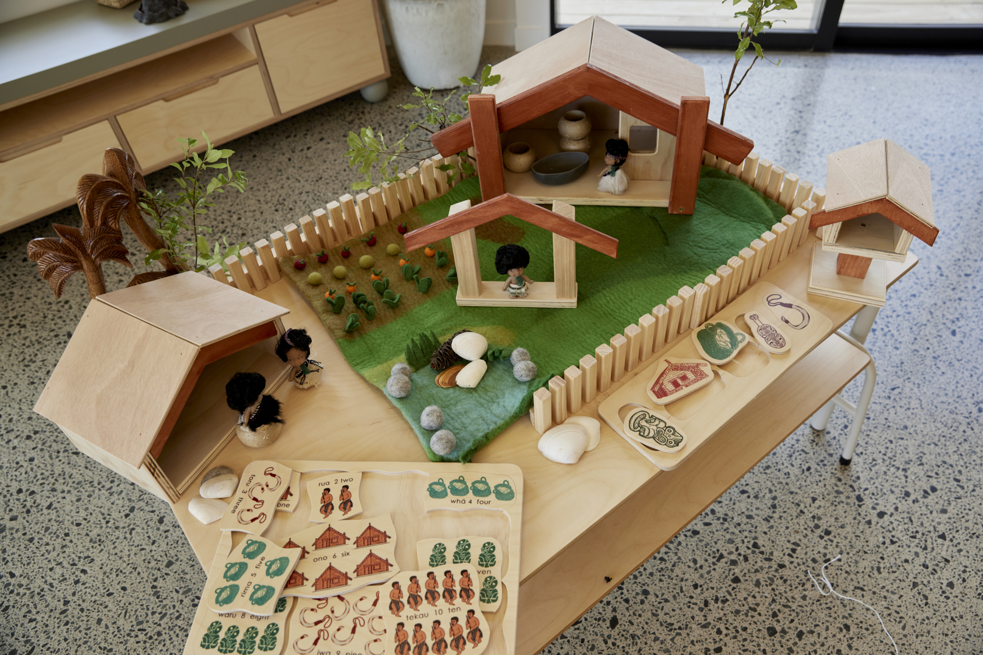 Large Wooden Māori Village & Figures Set (12pcs) - Image 5