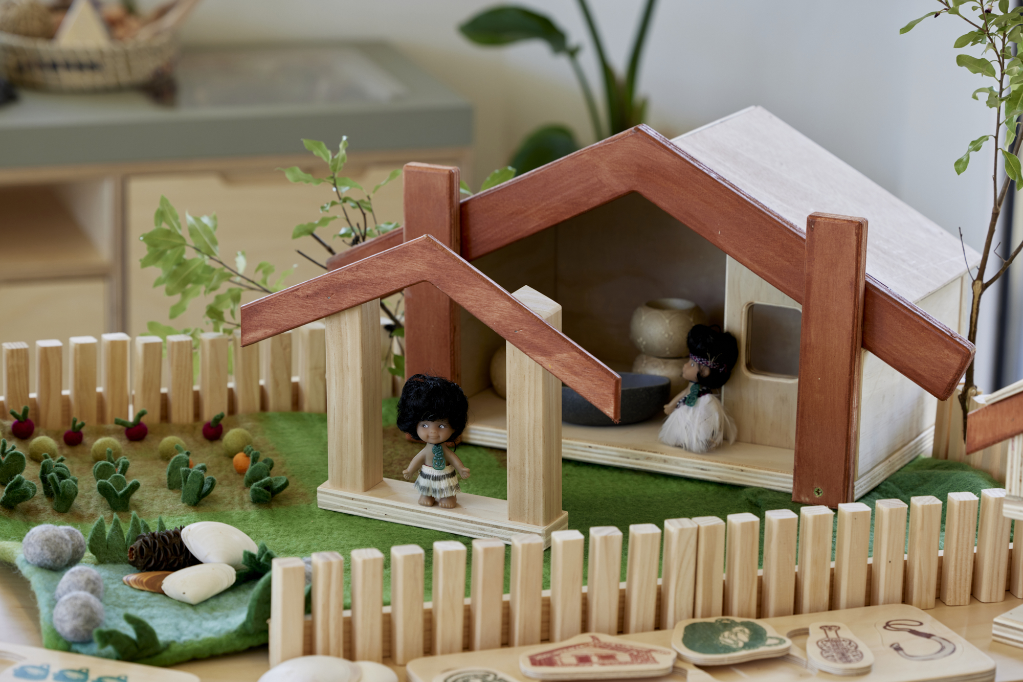 Large Wooden Māori Village & Figures Set (12pcs) - Image 4