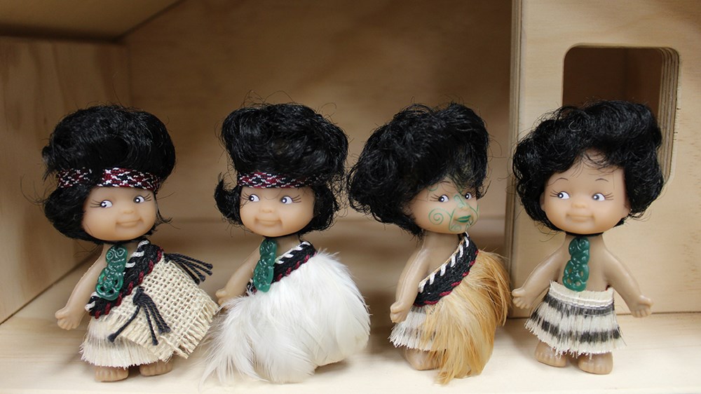 Large Wooden Māori Village & Figures Set (12pcs) - Image 3